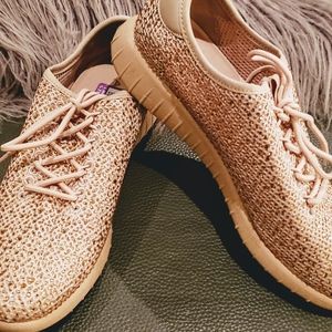 ALDO SZ 8 ROSE RHINESTONE SNEAKERS